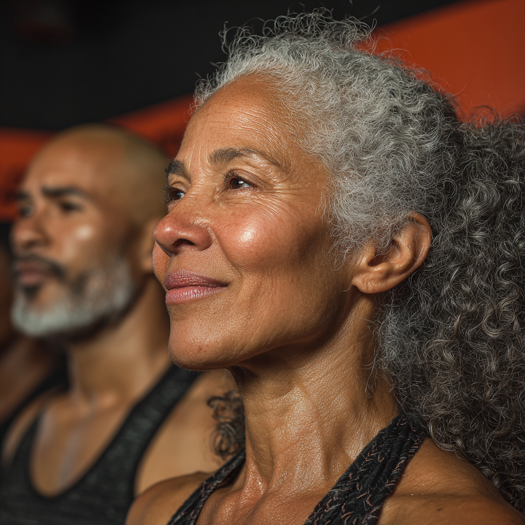 Mujer de 56 años sonriendo después de completar su primera sesión de entrenamiento en shorbiklen, mostrando satisfacción y energía renovada